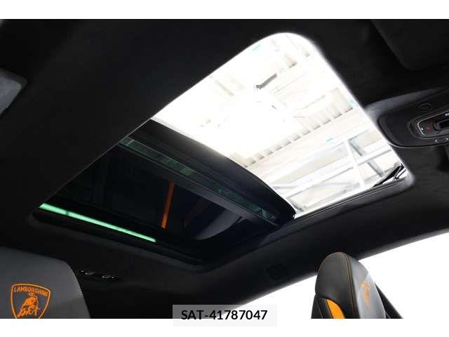Lamborghini URUS 2025-09 7786117-6