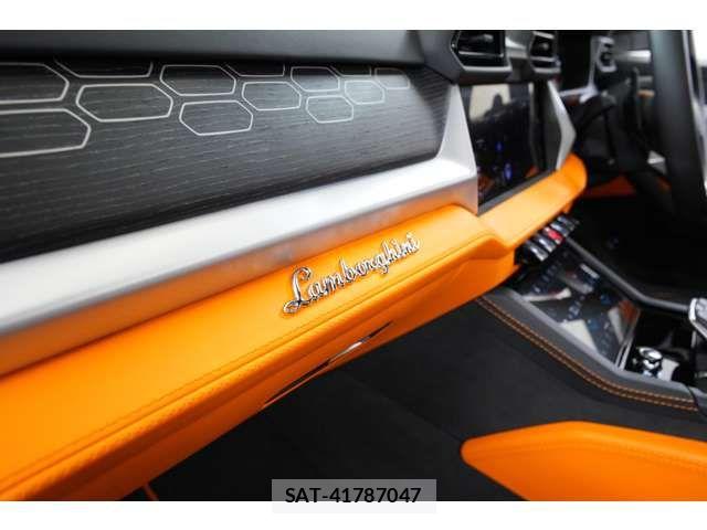 Lamborghini URUS 2025-09 7786117-8