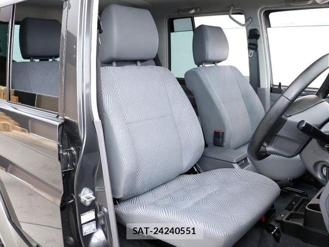 Toyota Land Cruiser 70 2015-01 6676552-5