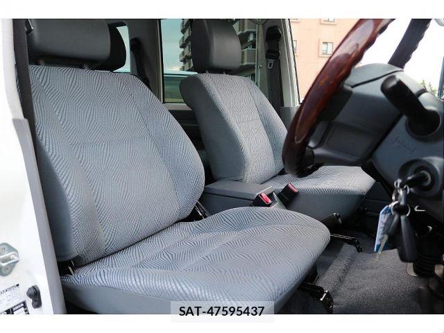 Toyota Land Cruiser 70 2014-01 7786172-13