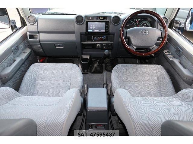 Toyota Land Cruiser 70 2014-01 7786172-1