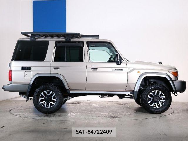 Toyota Land Cruiser 70 2015-01 7902810-6