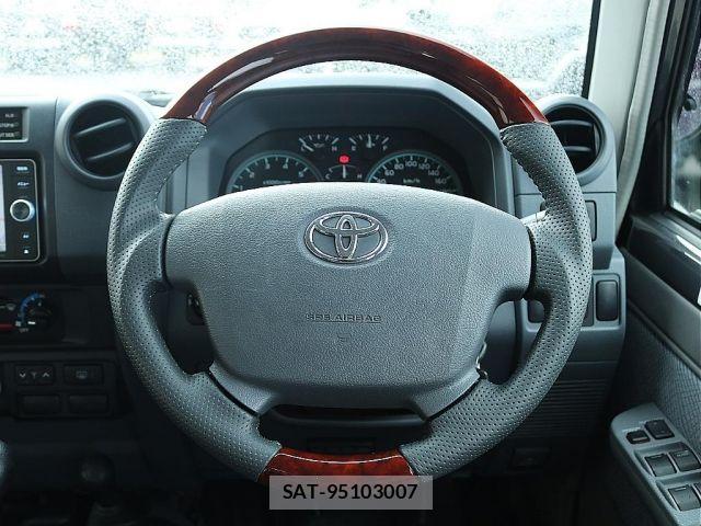 Toyota Land Cruiser 70 2014-01 7902808-11