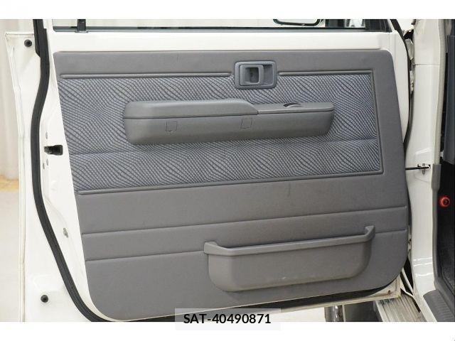 Toyota Land Cruiser 70 2015-01 8099945-12