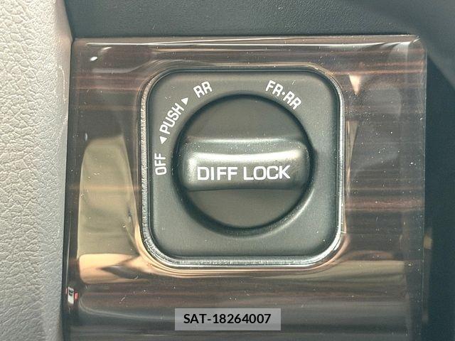 Toyota Land Cruiser 70 2024-05 8208164-17