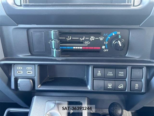 Toyota Land Cruiser 70 2025-03 8659754-24