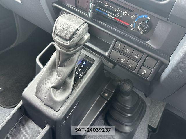 Toyota Land Cruiser 70 2024-10 8829769-9