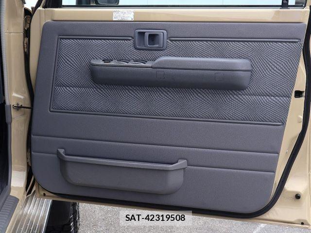 Toyota Land Cruiser 70 2015-01 8871282-13
