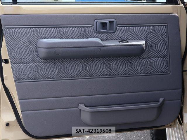 Toyota Land Cruiser 70 2015-01 8871282-15