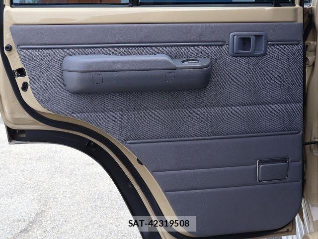 Toyota Land Cruiser 70 2015-01 8871282-16