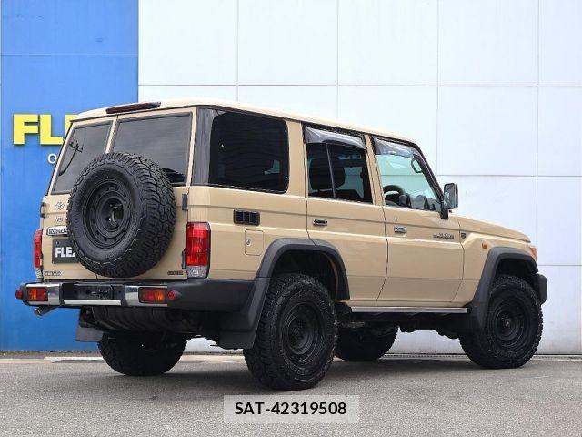 Toyota Land Cruiser 70 2015-01 8871282-1