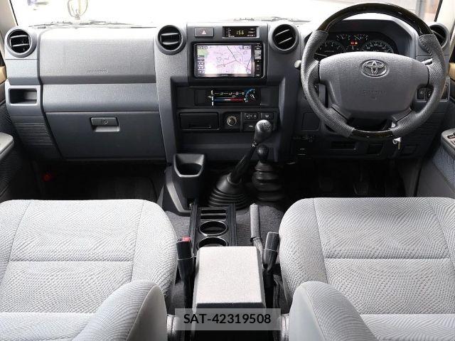 Toyota Land Cruiser 70 2015-01 8871282-3