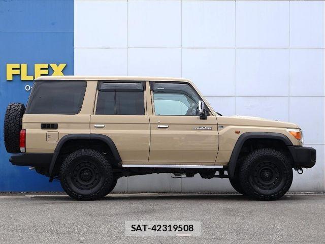 Toyota Land Cruiser 70 2015-01 8871282-4