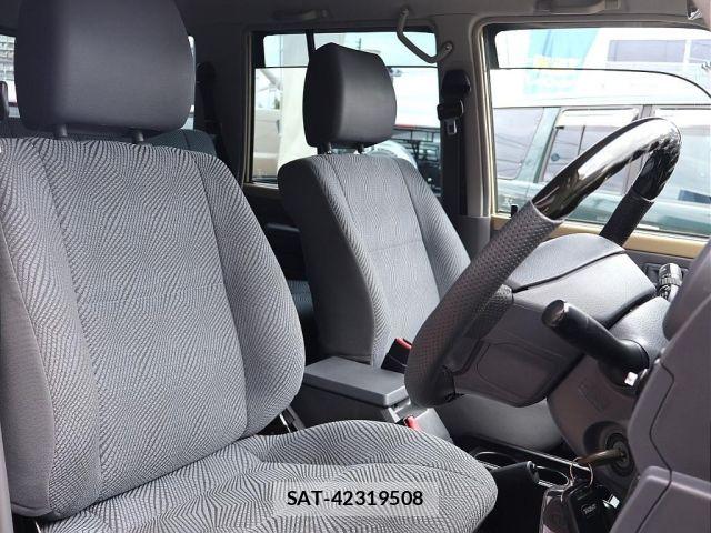 Toyota Land Cruiser 70 2015-01 8871282-5