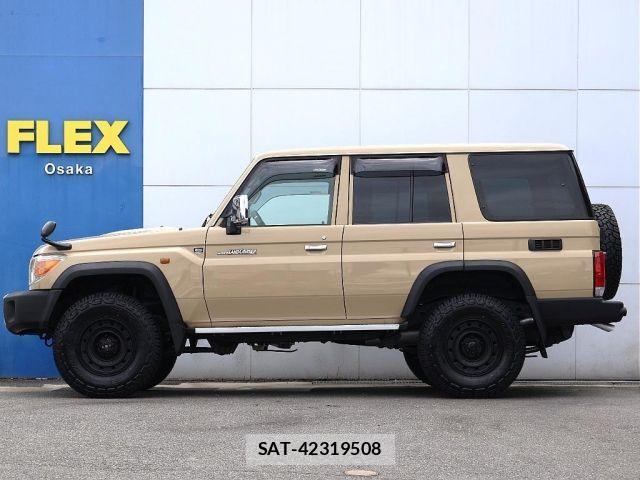 Toyota Land Cruiser 70 2015-01 8871282-6