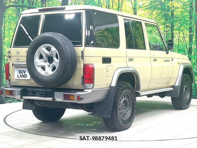 Toyota Land Cruiser 70 2015-04 8158661-14