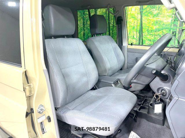 Toyota Land Cruiser 70 2015-04 8158661-5