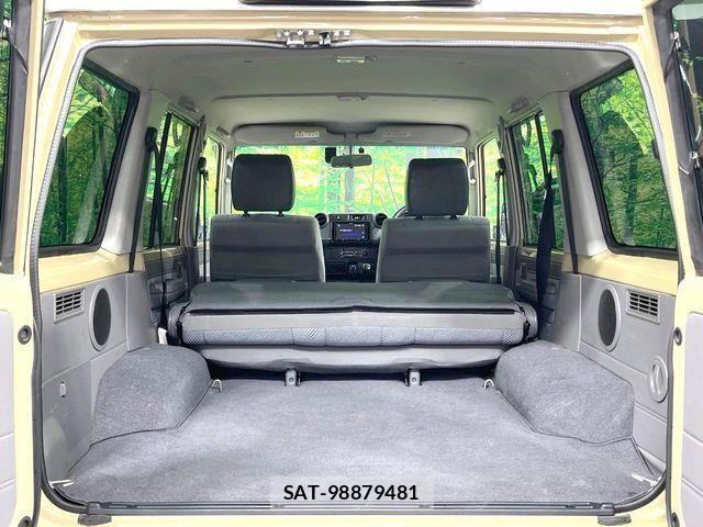 Toyota Land Cruiser 70 2015-04 8158661-7