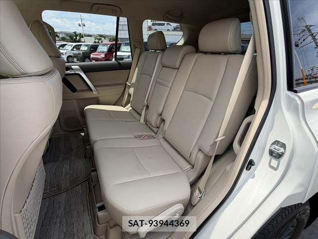 Toyota LAND CRUISER PRADO 2023-10 8074244-18