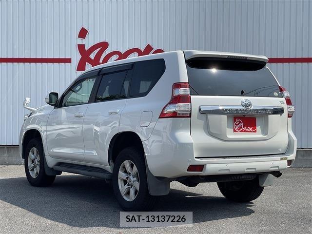 Toyota LAND CRUISER PRADO 2017-09 8208205-1