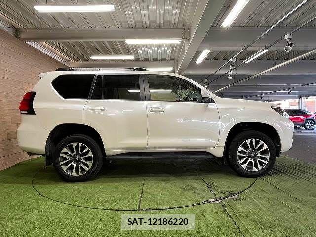 Toyota LAND CRUISER PRADO 2023-04 8245628-17