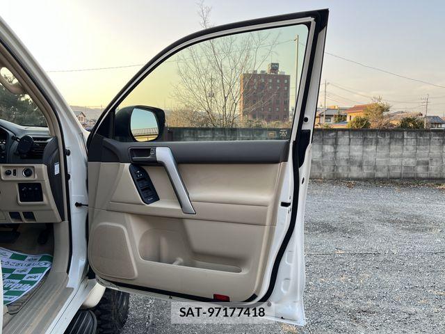 Toyota LAND CRUISER PRADO 2020-02 8245625-26