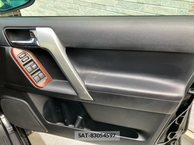 Toyota LAND CRUISER PRADO 2016-08 8354801-13