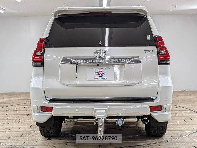 2022 Toyota Land Cruiser Prado — Photo 3