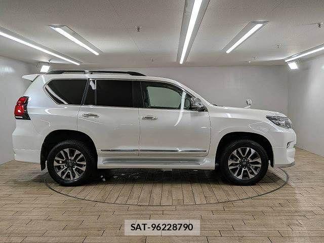 2022 Toyota Land Cruiser Prado — Photo 4