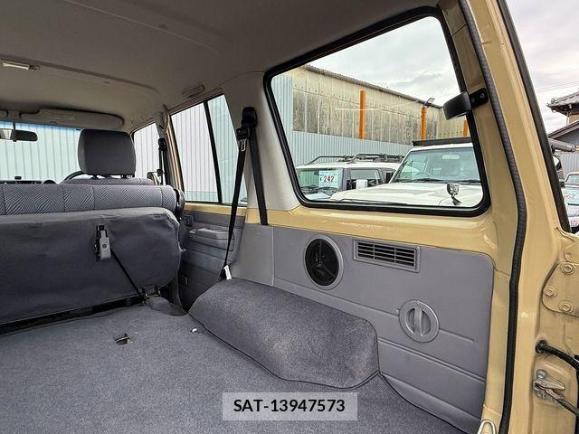 Toyota LAND CRUISER 2015-05 8100011-19