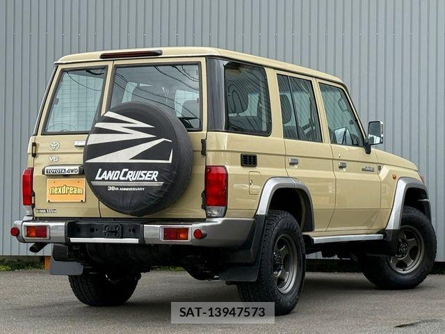 Toyota LAND CRUISER 2015-05 8100011-3