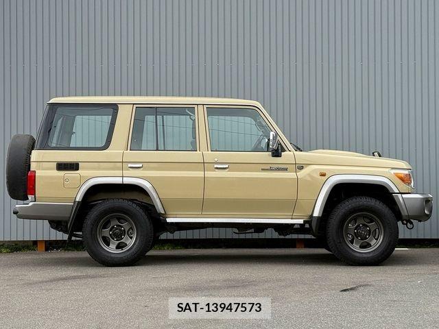 Toyota LAND CRUISER 2015-05 8100011-8