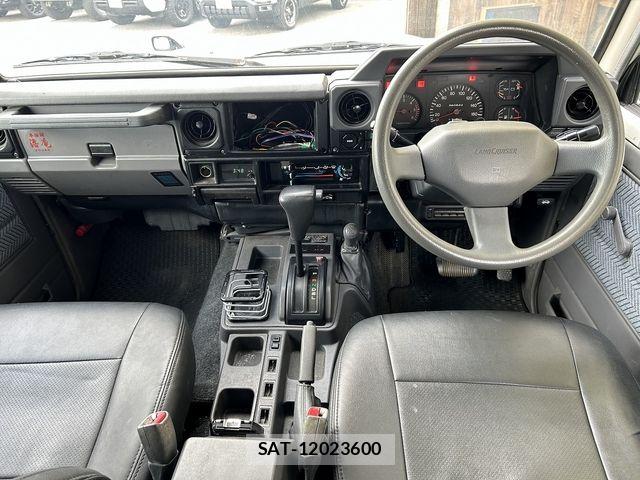 Toyota LAND CRUISER 1995-03 8208214-1