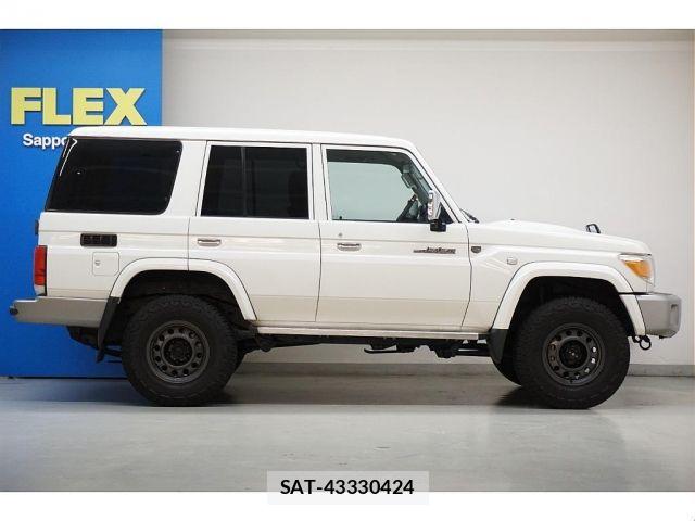 Toyota LAND CRUISER 2015-01 8208213-5
