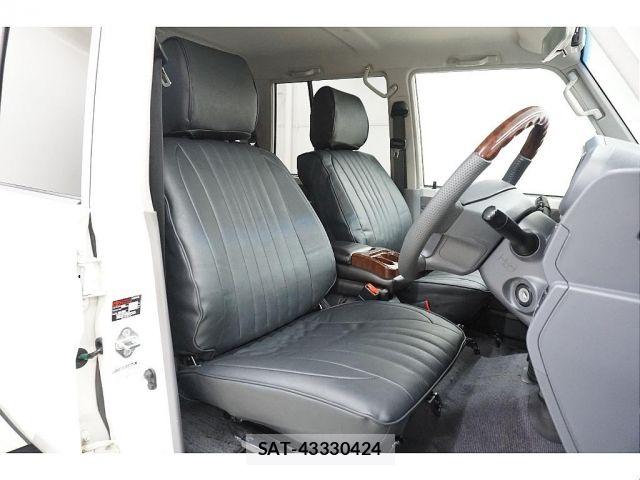 Toyota LAND CRUISER 2015-01 8208213-6