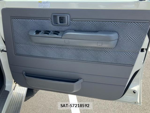 Toyota LAND CRUISER 2015-03 8829818-11