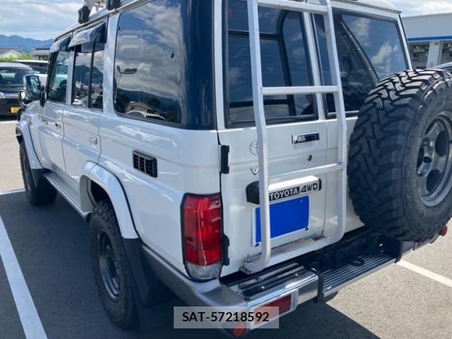 Toyota LAND CRUISER 2015-03 8829818-3