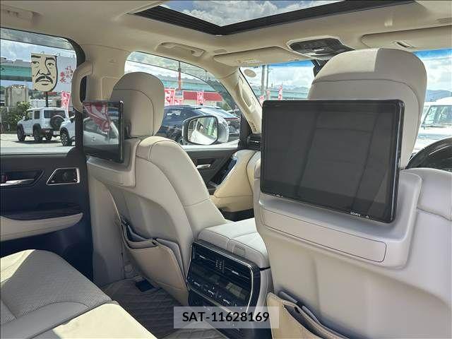 Toyota LAND CRUISER 2023-09 8208228-9