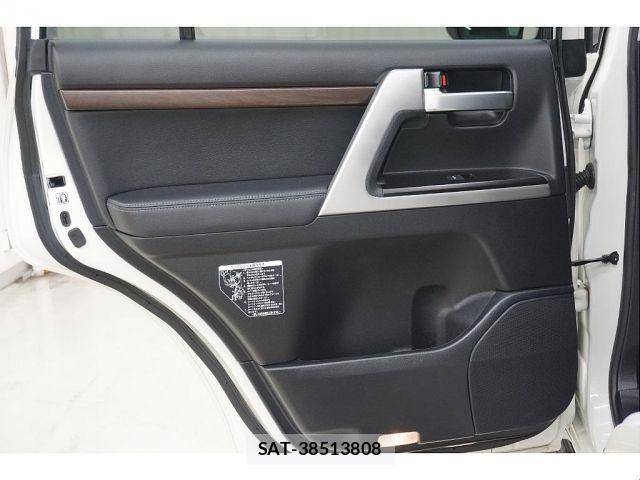 Toyota LAND CRUISER 2019-01 8208231-15