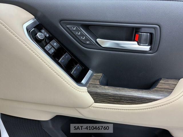 Toyota LAND CRUISER 2023-09 8208220-21
