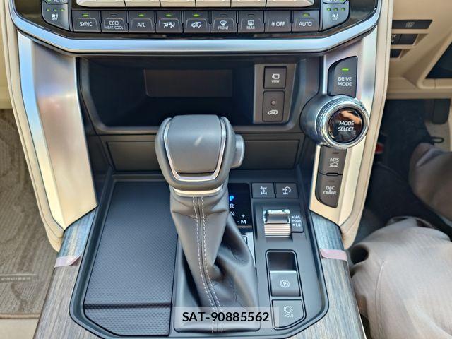 Toyota LAND CRUISER 2025-07 8208216-16