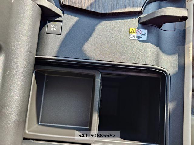 Toyota LAND CRUISER 2025-07 8208216-17