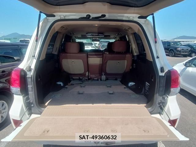 Toyota LAND CRUISER 2011-08 8438313-12