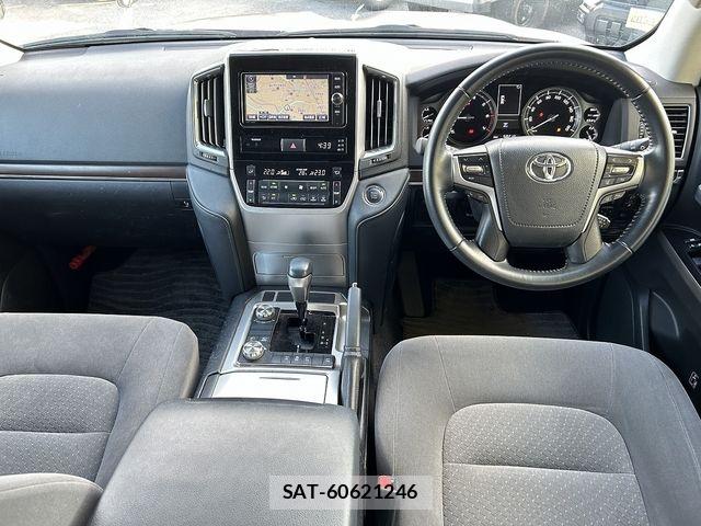 Toyota LAND CRUISER 2018-07 8829845-1