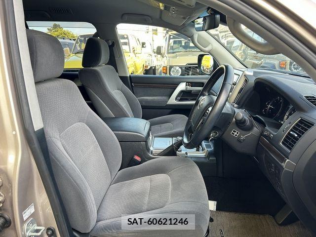 Toyota LAND CRUISER 2018-07 8829845-6