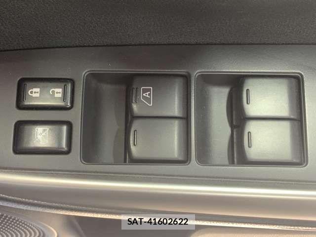 Nissan LATIO 2016-10 3377305-13