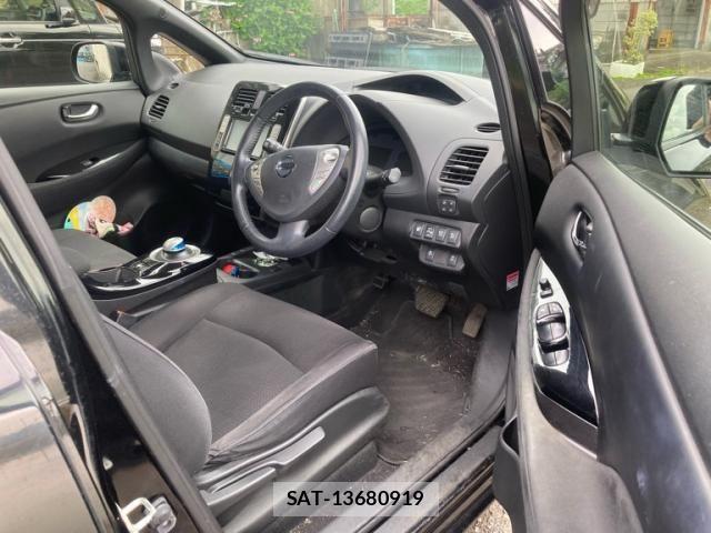 Nissan LEAF 2015-06 7358408-12