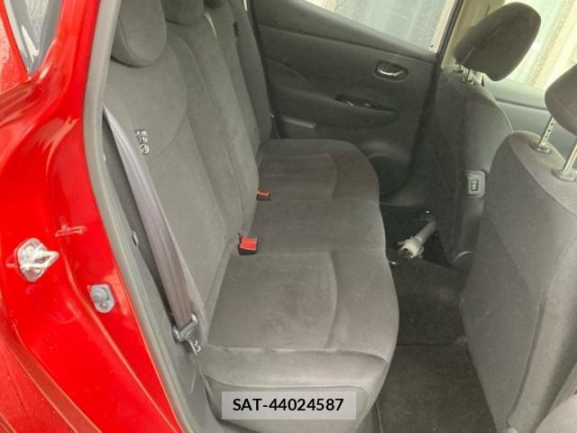 Nissan LEAF 2013-09 7358409-11