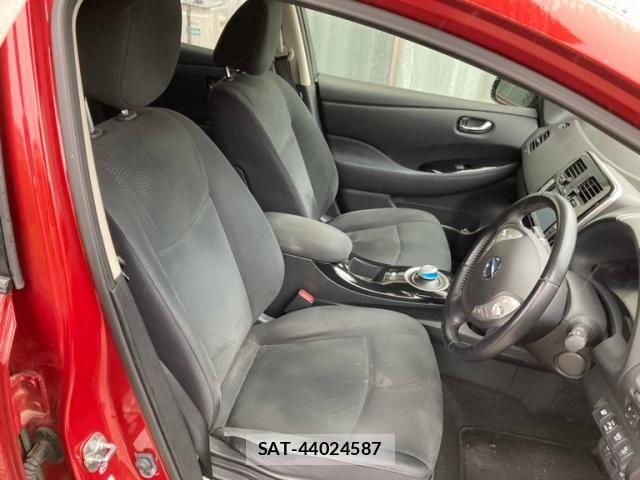 Nissan LEAF 2013-09 7358409-12