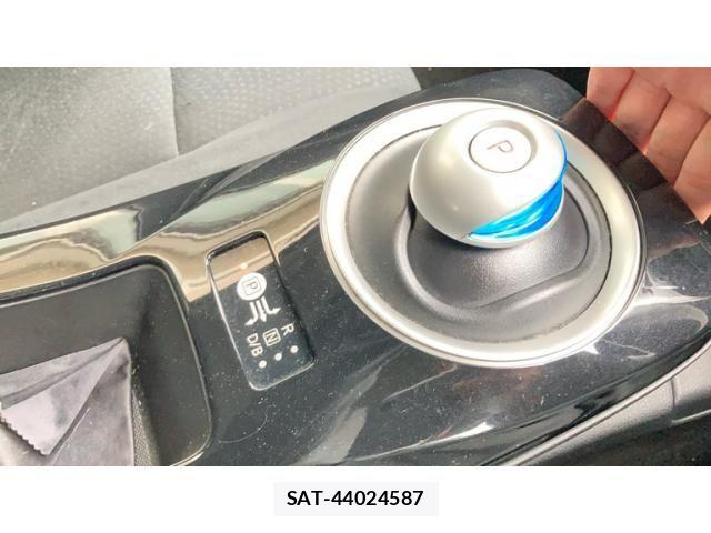 Nissan LEAF 2013-09 7358409-18